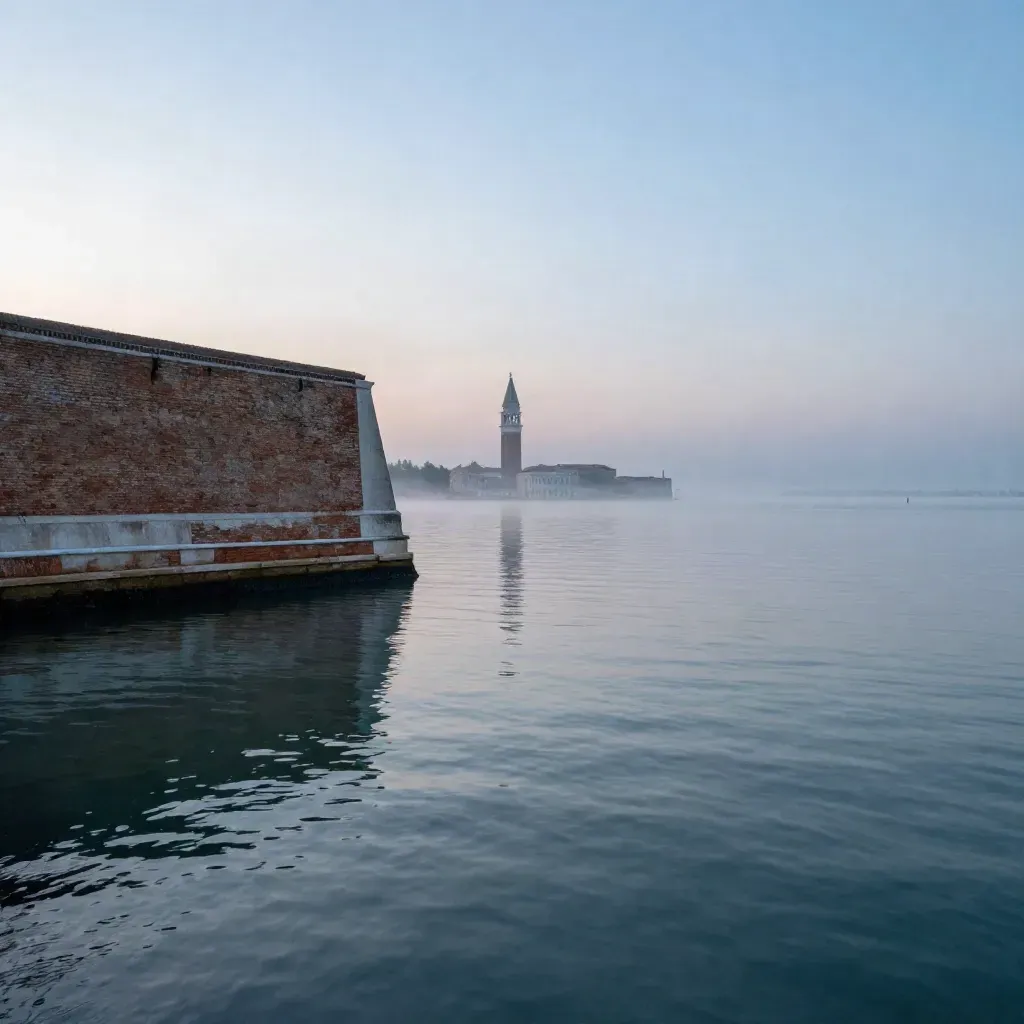 Laguna veneta all’ora blu con campanile lontano e acqua calma sotto foschia leggera